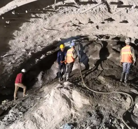 二道拱顶带模注浆料的施工流程及注意事项